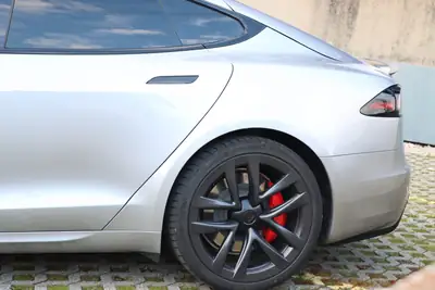 Tesla Model S Plaid 2024 — Berline électrique haute performance, faible kilométrage — interni