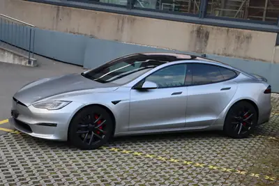 Tesla Model S Plaid 2024 — Berline électrique haute performance, faible kilométrage — cruscotto