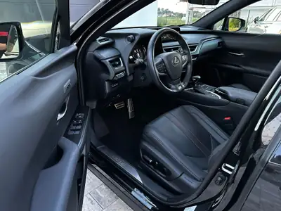 Lexus UX 250h F-Sport — Compact hybride premium, 110'000 km, sans accident — tableau de bord