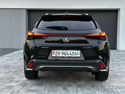 Lexus UX 250h F-Sport — Compact hybride premium, 110'000 km, sans accident — intérieur