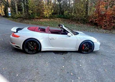 Porsche 911 Carrera 4S Cabriolet — 450 ch turbo, toit rouge, cuir intégral — side view