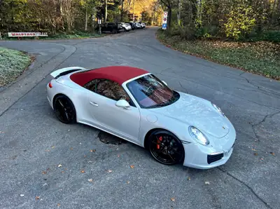 Porsche 911 Carrera 4S Cabriolet — 450 ch turbo, toit rouge, cuir intégral — rear view