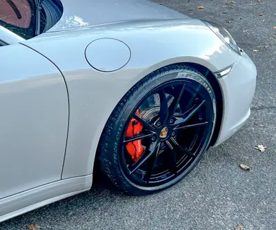 Porsche 911 Carrera 4S Cabriolet — 450 ch turbo, toit rouge, cuir intégral — interior