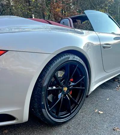 Porsche 911 Carrera 4S Cabriolet — 450 ch turbo, toit rouge, cuir intégral — dashboard