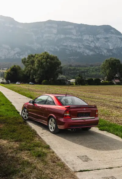 Opel Astra 2.2i 16V Bertone Edition — Coupé sportif 2001, moteur fiable et élégant — côté