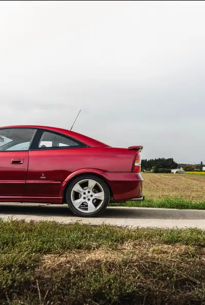 Opel Astra 2.2i 16V Bertone Edition — Coupé sportif 2001, moteur fiable et élégant — détail