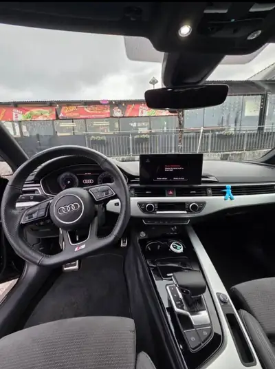 Audi A4 S-line 35 TDI — Berline élégante, motorisation hybride légère et faible kilométrage — rear view