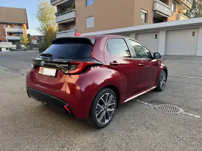 Toyota Yaris 1.5 VVT-i HSD Premium — Hybride économe, 56'000 km seulement — côté