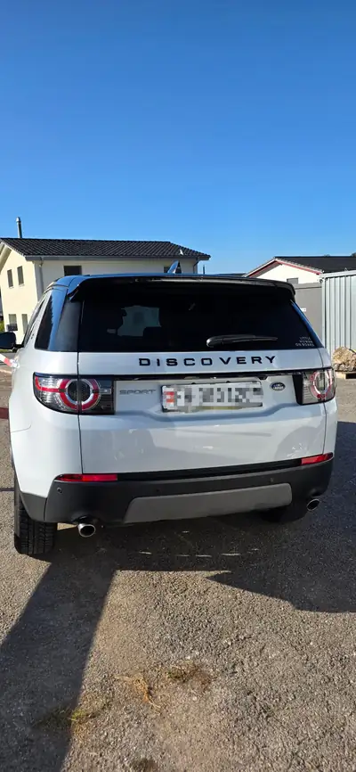 Land Rover Discovery Sport 2.0 Si4 SE — SUV 7 places, 4x4 intégral, faible kilométrage — rear view