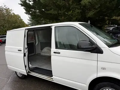 VW T5 2.0 TDI — Utilitaire polyvalent, moteur éprouvé et services à jour — tableau de bord