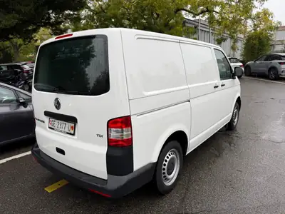VW T5 2.0 TDI — Utilitaire polyvalent, moteur éprouvé et services à jour — Miniature 9