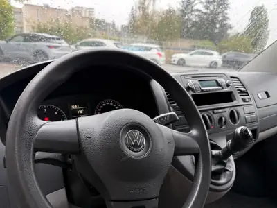 VW T5 2.0 TDI — Utilitaire polyvalent, moteur éprouvé et services à jour — Miniature 8