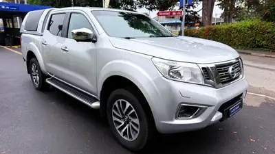 Nissan Navara Double Cab Acenta — Pick-up 4WD robuste, 73000 km, sans sinistre — fianco