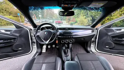 Alfa Romeo Giulietta 1750 TBi Quadrifoglio Verde — Sportive italienne affûtée, 235 ch — Miniatur 9