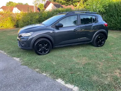 Dacia Sandero 1.0 TCe Stepway Expression — Citadine polyvalente, toit ouvrant électrique, faible kilométrage — exterior view