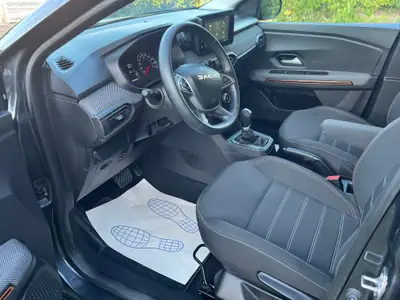 Dacia Sandero 1.0 TCe Stepway Expression — Citadine polyvalente, toit ouvrant électrique, faible kilométrage — interior