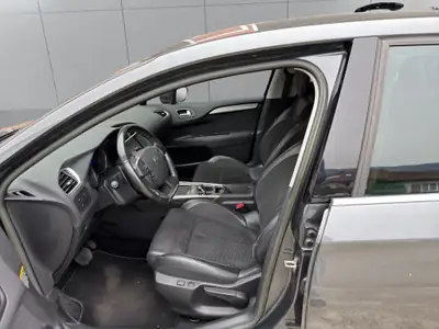 Citroën C4 Berline 1.6 THP Séduction — Élégance urbaine et transmission automatique — Miniature 7