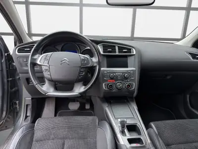 Citroën C4 Berline 1.6 THP Séduction — Élégance urbaine et transmission automatique — Miniature 10