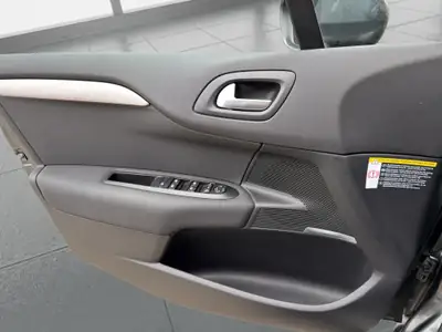 Citroën C4 Berline 1.6 THP Séduction — Élégance urbaine et transmission automatique — Miniature 13