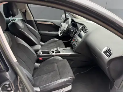 Citroën C4 Berline 1.6 THP Séduction — Élégance urbaine et transmission automatique — Miniature 15