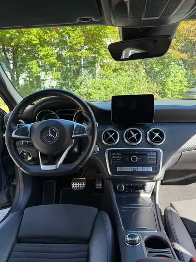 Mercedes-Benz A 200 d AMG Line — Diesel efficace, 4 roues motrices, entretien gratuit — interior