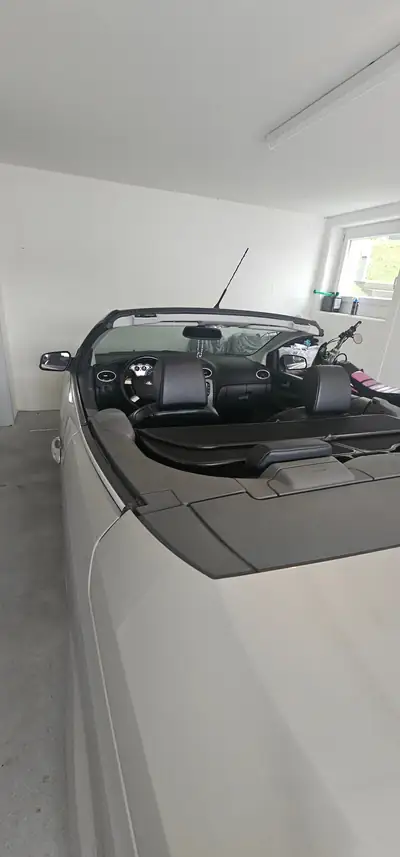 Ford Focus 2.0i 16V Carving — Cabriolet dynamique, moteur essence fiable — rear view