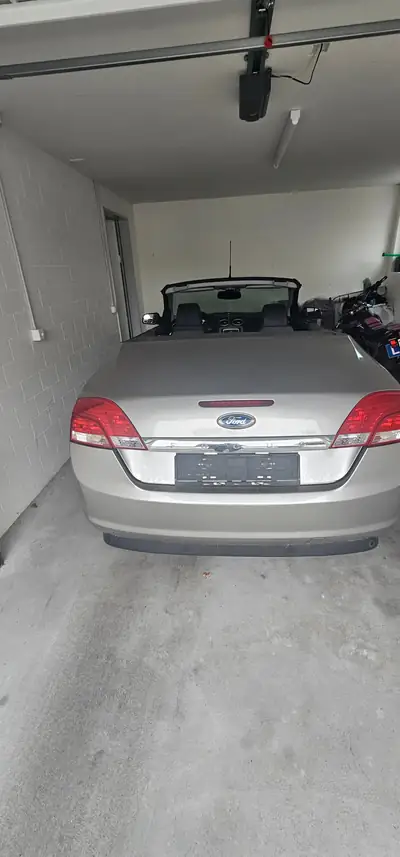 Ford Focus 2.0i 16V Carving — Cabriolet dynamique, moteur essence fiable — side view