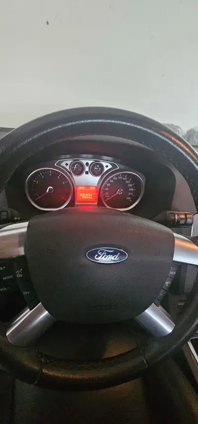 Ford Focus 2.0i 16V Carving — Cabriolet dynamique, moteur essence fiable — dashboard