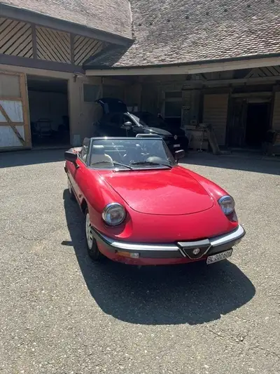 Alfa Romeo Spider 2.0 — Cabriolet légendaire, 105'000 km, rouge classique — rear view