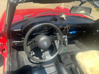 Alfa Romeo Spider 2.0 — Cabriolet légendaire, 105'000 km, rouge classique — interior