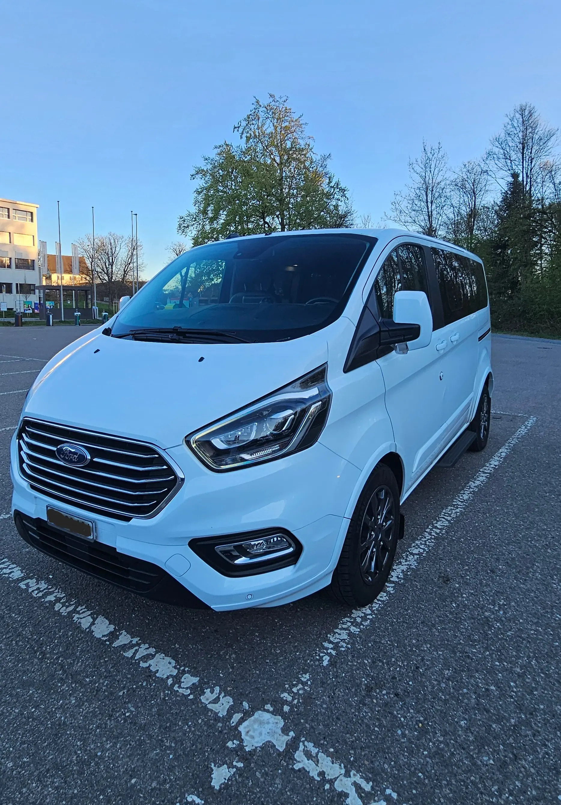 Ford Tourneo Custom 320 L1H1 Titanium X — Monospace 8 places, diesel MHEV économique