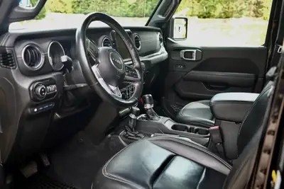 Jeep Wrangler 2.0 Turbo 4xe — SUV hybride rechargeable, 381 ch et consommation réduite — cruscotto