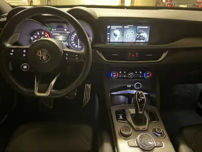 Alfa Romeo Stelvio 2.0 Q4 280 Veloce — SUV sportif 4x4, historique complet, 95 000 km — interior