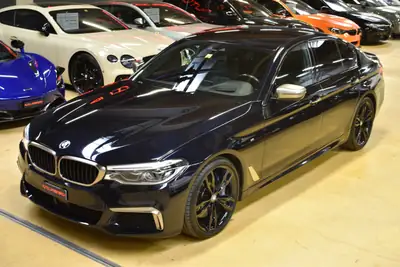 BMW M550d xDrive — Berline sportive diesel, 400 ch, entretien BMW complet — côté