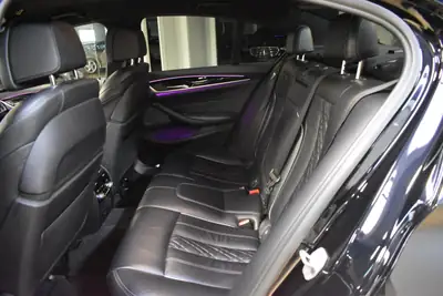 BMW M550d xDrive — Berline sportive diesel, 400 ch, entretien BMW complet — Miniature 15