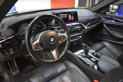 BMW M550d xDrive — Berline sportive diesel, 400 ch, entretien BMW complet — Miniature 14