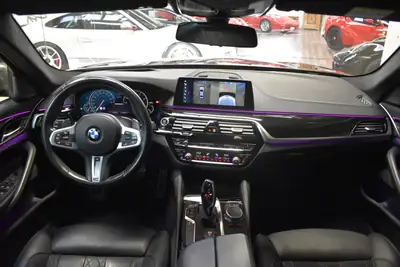 BMW M550d xDrive — Berline sportive diesel, 400 ch, entretien BMW complet — Miniature 17