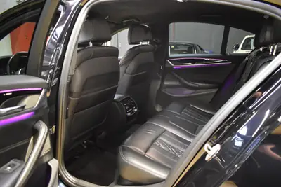 BMW M550d xDrive — Berline sportive diesel, 400 ch, entretien BMW complet — Miniature 16