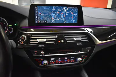 BMW M550d xDrive — Berline sportive diesel, 400 ch, entretien BMW complet — Miniature 21