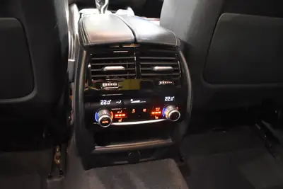 BMW M550d xDrive — Berline sportive diesel, 400 ch, entretien BMW complet — Miniature 23