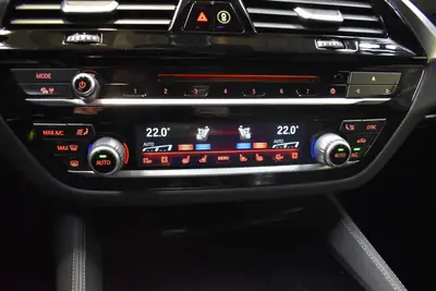 BMW M550d xDrive — Berline sportive diesel, 400 ch, entretien BMW complet — Miniature 24