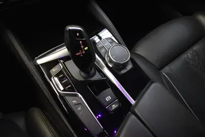 BMW M550d xDrive — Berline sportive diesel, 400 ch, entretien BMW complet — Miniature 28