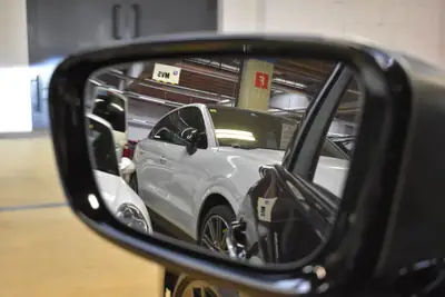 BMW M550d xDrive — Berline sportive diesel, 400 ch, entretien BMW complet — Miniature 32