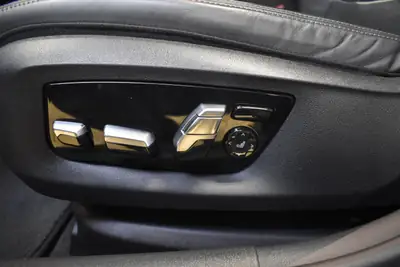 BMW M550d xDrive — Berline sportive diesel, 400 ch, entretien BMW complet — Miniature 31