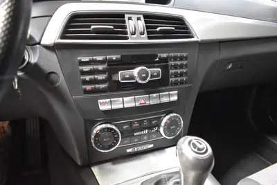 Mercedes-Benz C 220 CDI Avantgarde — Break diesel 4Matic, entretien intégral Mercedes — Miniature 19