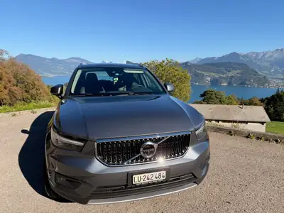 Volvo XC40 2.0 D4 Momentum AWD — SUV compact diesel, 67'000 km, traction intégrale — rear view