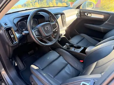 Volvo XC40 2.0 D4 Momentum AWD — SUV compact diesel, 67'000 km, traction intégrale — side view
