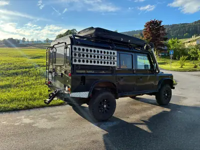 Land Rover Defender 2.5 TDi SW — Légende 4x4, 9 places et moteur fiable — vista posteriore