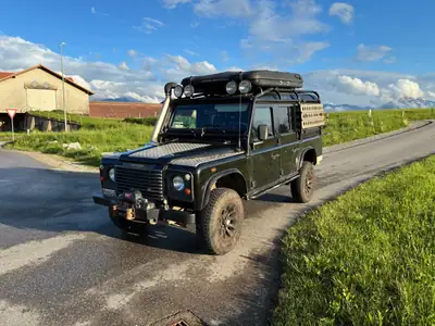 Land Rover Defender 2.5 TDi SW — Légende 4x4, 9 places et moteur fiable — fianco