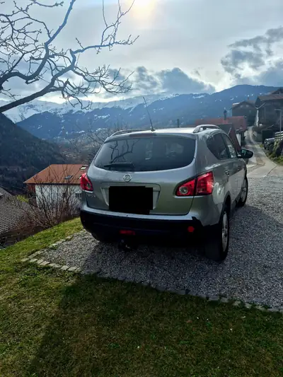 Nissan Qashqai 2010 — SUV compact polyvalent, transmission manuelle, 141 ch — side view